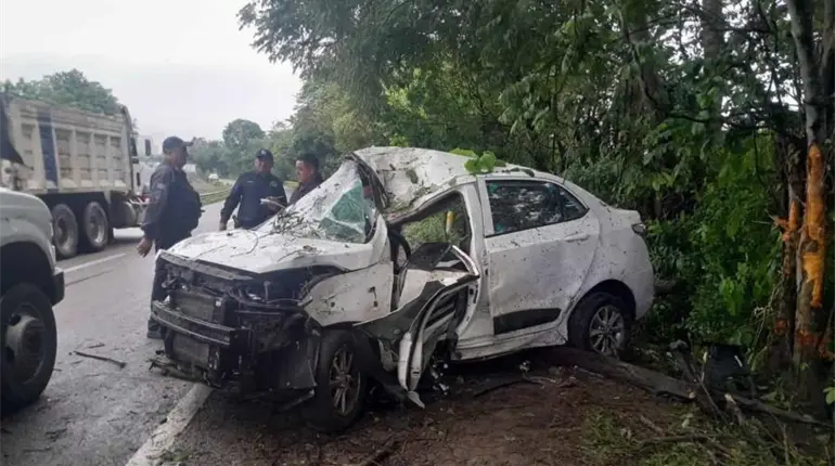 Cinco veh&iacute;culos afectados y una mujer herida, saldo de choques en Cunduac&aacute;n y Centro