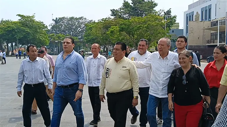 &acute;Juntos x Tabasco&acute; acude a solicitar audiencia con May y no les reciben el escrito