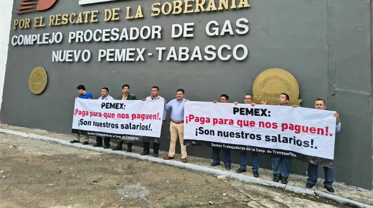 Protestan choferes en Nuevo Pemex por falta de pagos de salarios