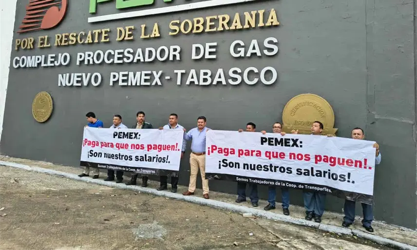Protestan choferes en Nuevo Pemex por falta de pagos de salarios