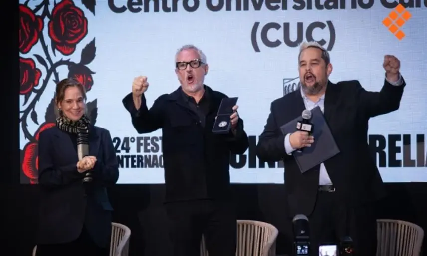 Alfonso Cuarón recibe la Medalla Filmoteca de la UNAM en el marco del FICM