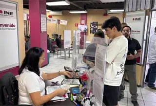 Gilberto Mora acude al INE para tramitar su credencial para votar