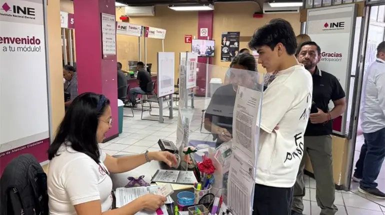 Gilberto Mora acude al INE para tramitar su credencial para votar
