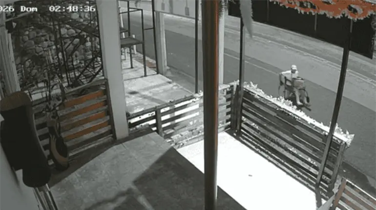 Exhiben a hombre en silla de ruedas robando local de Atasta