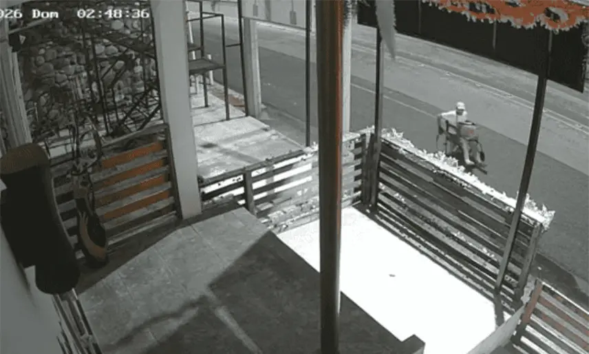 Exhiben a hombre en silla de ruedas robando local de Atasta