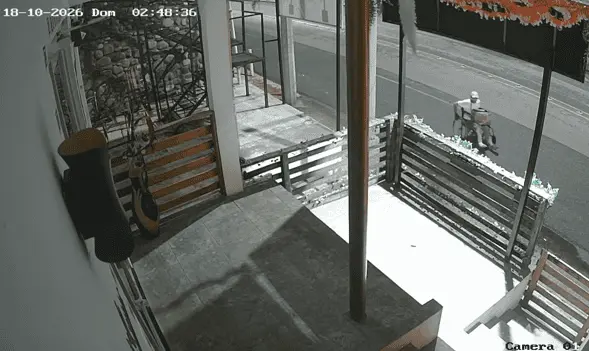Exhiben a hombre en silla de ruedas robando en un local de la colonia Atasta