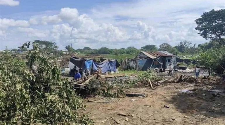 Desalojo de familias en rancher&iacute;a de Centro termina en enfrentamiento con antimotines