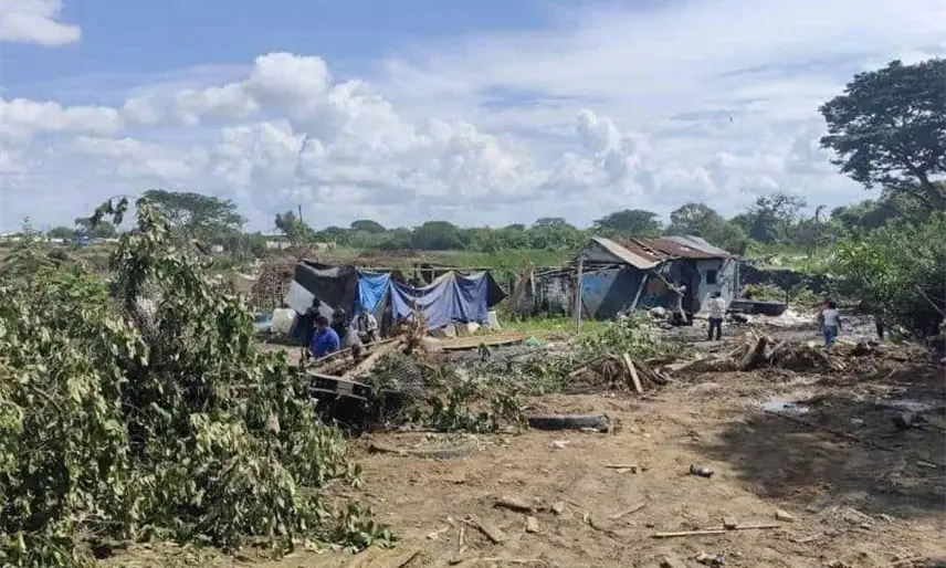Desalojo de familias en ranchería de Centro termina en enfrentamiento con antimotines