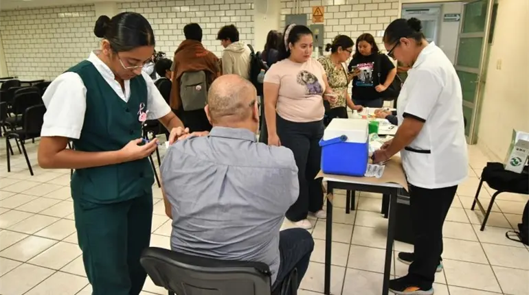 UJAT refuerza vacunaci&oacute;n contra influenza, Covid-19 y neumococo ante la temporada invernal