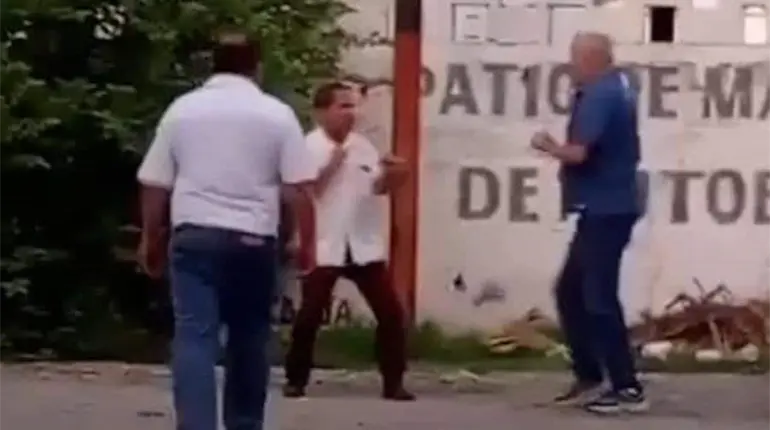 Taxistas se "pelean" por el pasaje en la terminal de autobuses de Comalcalco