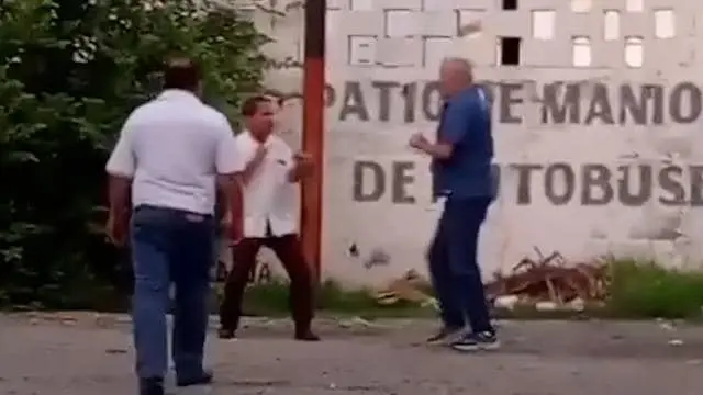 Ruleteros se "pelean" por el pasaje en la terminal de autobuses de Comalcalco
