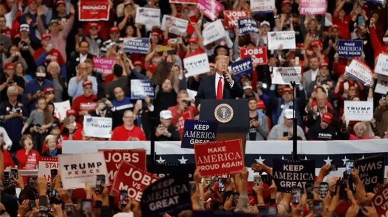 Trump minimiza protestas en su contra durante mitin y acusa que los manifestantes son pagados