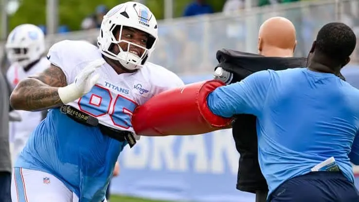 Jordan Elliot fue dado de baja por Titanes de Tennessee por intentar sacar un arma