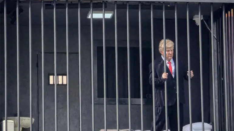 Imitador de Trump es colocado tras las rejas en publicidad de la plaza Tajrish en Ir&aacute;n