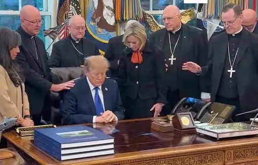 Trump protagoniza un momento de oraci&oacute;n y reflexi&oacute;n en la Oficina Oval con l&iacute;deres religiosos