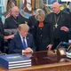 Trump protagoniza un momento de oraci&oacute;n y reflexi&oacute;n en la Oficina Oval con l&iacute;deres religiosos