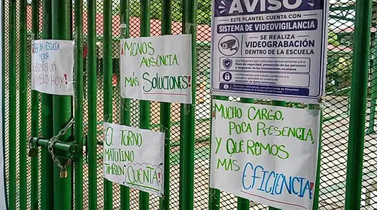Cierran Federal No. 6 padres de familia y logran salida de la directora en tanto se investigan se&ntilde;alamientos en su contra
