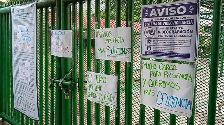Cierran Federal No. 6 padres de familia y logran salida de la directora en tanto se investigan se&ntilde;alamientos en su contra