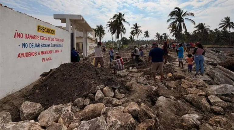 Inicia colocaci&oacute;n de rocas gigantes en P&eacute;njamo, Para&iacute;so, tras erosi&oacute;n