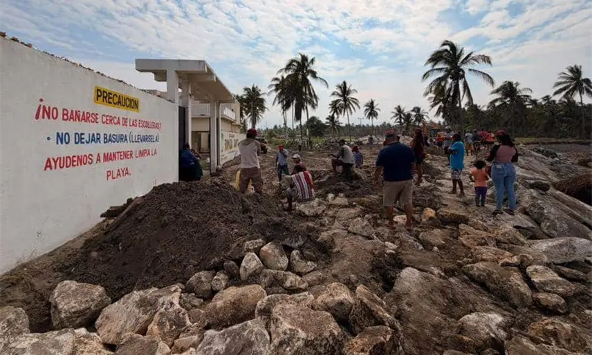 Inicia colocación de rocas gigantes en Pénjamo, Paraíso, tras erosión