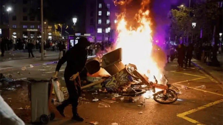 Persisten protestas en Italia y ahora tambi&eacute;n en Espa&ntilde;a; movilizaciones terminaron en enfrentamiento contra autoridades