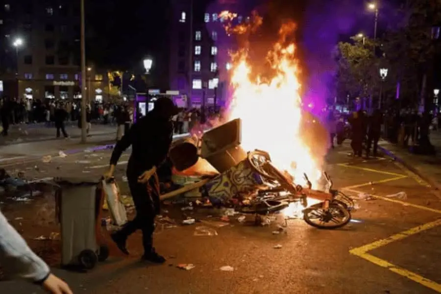 Persisten protestas en Italia y ahora tambi&eacute;n en Espa&ntilde;a; movilizaciones terminaron en enfrentamiento contra autoridades