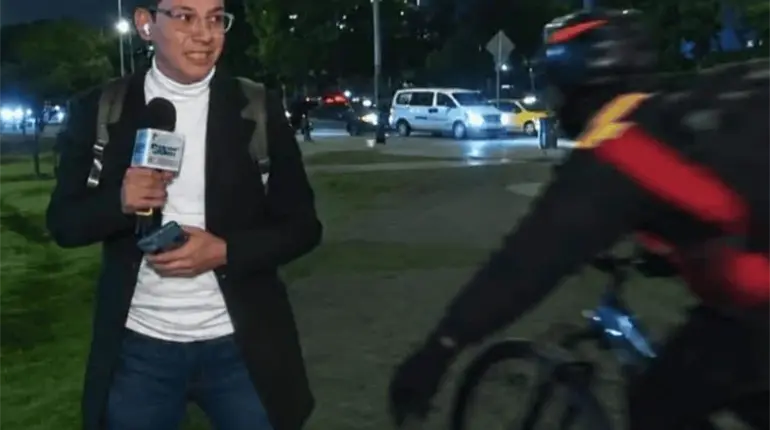 Reportero colombiano se salva de 2 intentos de robo durante enlace en vivo
