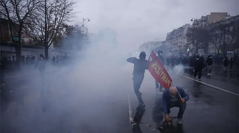 Jornada de protestas en Francia contra la inflaci&oacute;n cierra con enfrentamientos y 70 mil polic&iacute;as desplegados