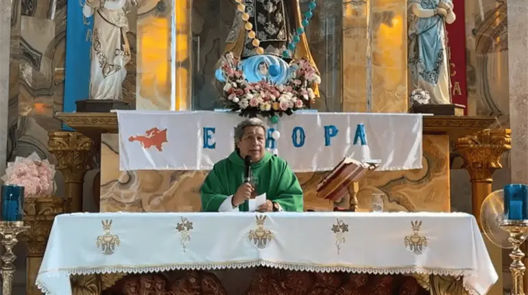 Padre Tiktokero invita a los fieles a colocar altares y evitar quemar veladoras sin bendecir