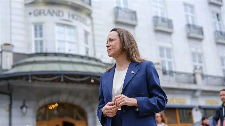 "Estoy aqu&iacute;. Con ustedes", dice Mar&iacute;a Corina Machado tras su regreso a Venezuela