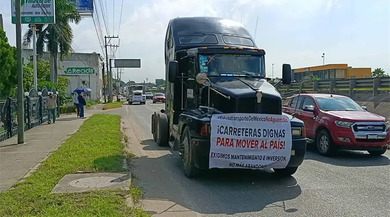 Transportistas de carga realizan caravana en Tabasco; acusan extorsiones, inseguridad y otras irregularidades