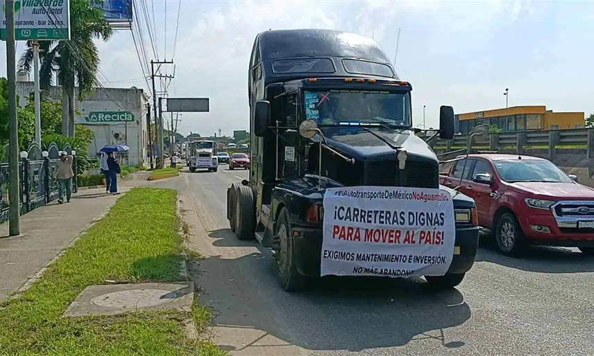 Transportistas de carga realizan caravana en Tabasco; acusan extorsiones, inseguridad y otras irregularidades