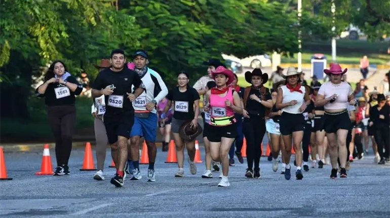 Entre sombreros, m&uacute;sica banda y paliacates, 500 corredores participan en el Vaque Run de 5km