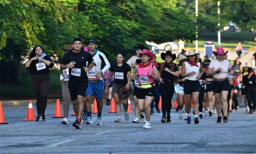 Entre sombreros, música banda y paliacates, 500 corredores participan en el Vaque Run de 5km