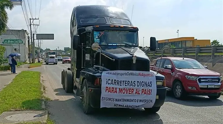 Transportistas de carga realizan caravana de casi 7 horas en Tabasco
