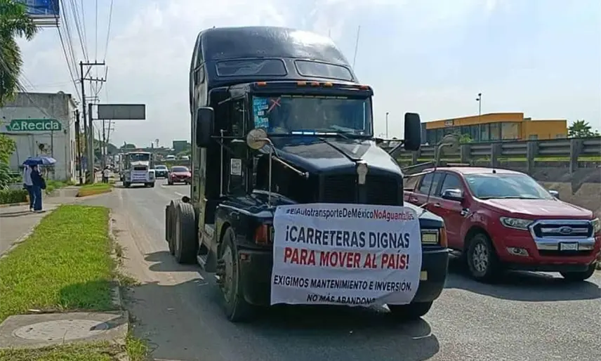 Transportistas de carga realizan caravana de 8 horas en Tabasco; acusan extorsiones, inseguridad y otras irregularidades