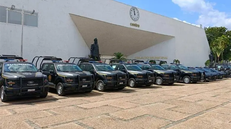 Anuncia May entrega de patrullas y equipamiento a corporaciones policiales
