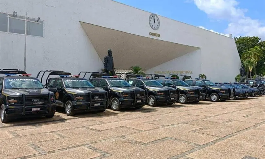 Anuncia May entrega de patrullas y equipamiento a corporaciones policiales