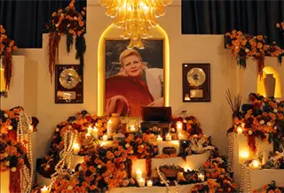 Belinda rinde homenaje a Paquita la del Barrio frente a altar de D&iacute;a de Muertos