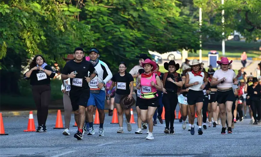 Entre sombreros, música banda y paliacates, 500 corredores participaron en el Vaque Run de 5km