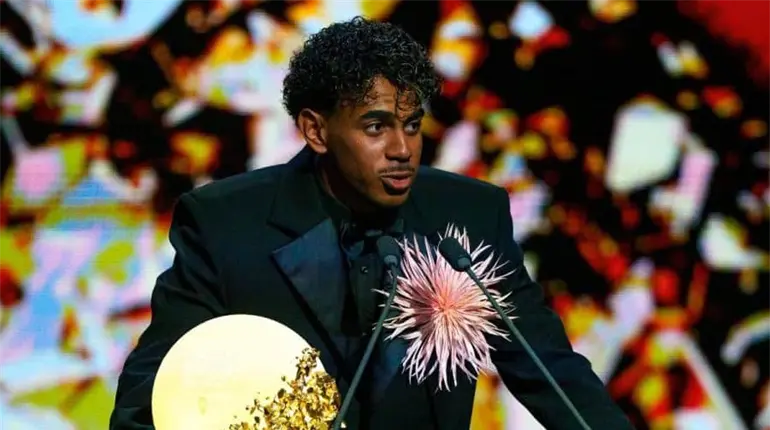 Lamine Yamal gana por tercera ocasi&oacute;n el premio al mejor futbolista joven