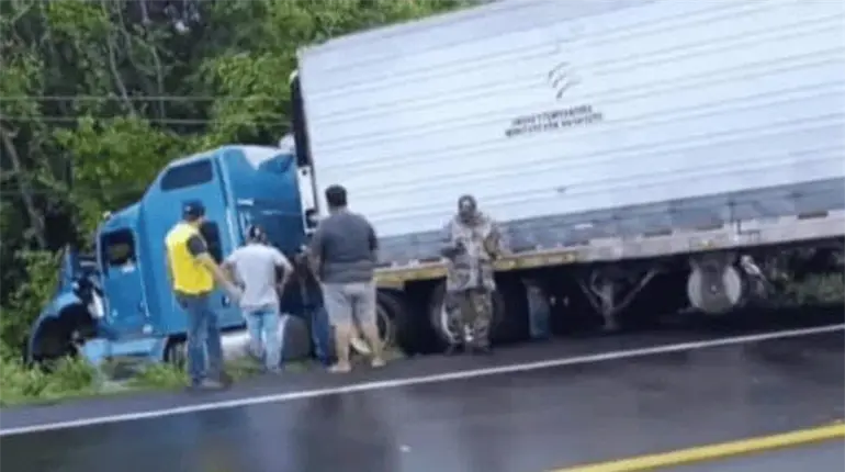 Colisionan 4 tr&aacute;ileres en 2 hechos distintos en Tabasco
