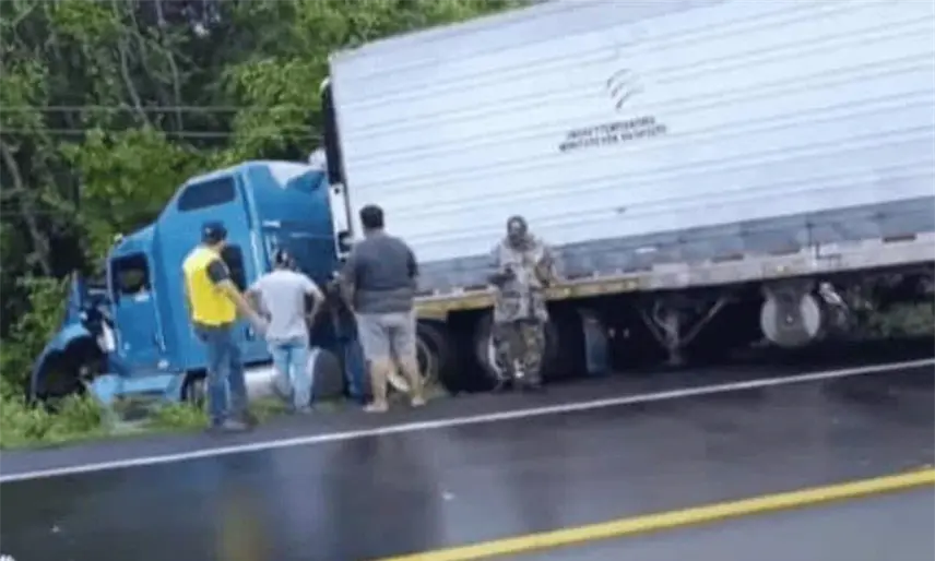 Colisionan 4 tráilers en 2 hechos distintos en Tabasco