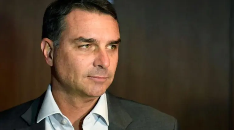 Fl&aacute;vio Bolsonaro denuncia que un juez le ha pedido entregar su pasaporte