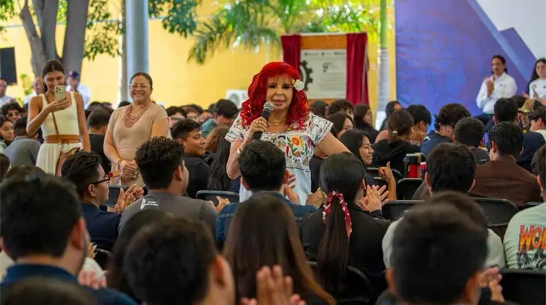 Arremete Layda Sansores contra estudiantes por hablar mientras ella daba un discurso; los llama "cobardes"