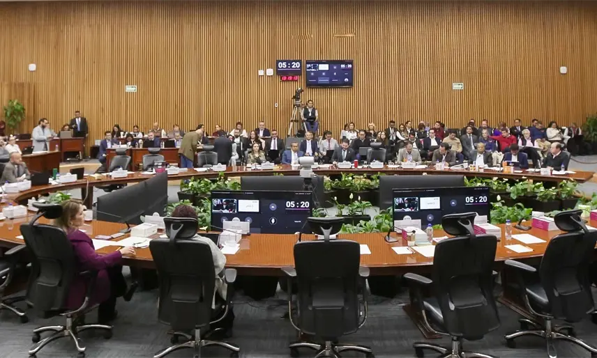 INE confirma renuncia de tres funcionarios señalados por asistir a reuniones con contratista