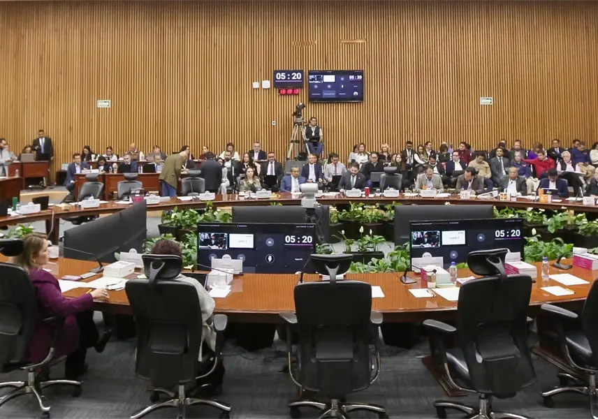 INE confirma renuncia de tres funcionarios señalados por asistir a reuniones con contratista INE confirma renuncia de tres funcionarios señalados por asistir a reuniones con contratista