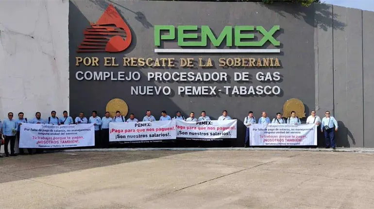 Choferes de la Secci&oacute;n 44 amenazan con dejar sin servicio a 2 mil petroleros por adeudos de Pemex