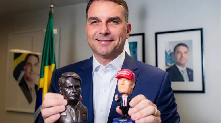 Fl&aacute;vio Bolsonaro se declara verdadero presidente electo de Brasil desde EE. UU.