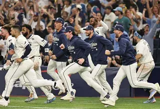 Tampa Bay vence en extrainnings a Milwaukee y pone la Serie Mundial 3-1 en favor de Cerveceros